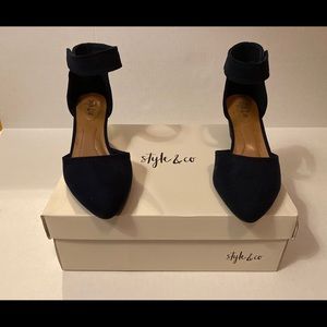 NEW IN BOX STYLE & CO navy blue wedge. Women 6M.